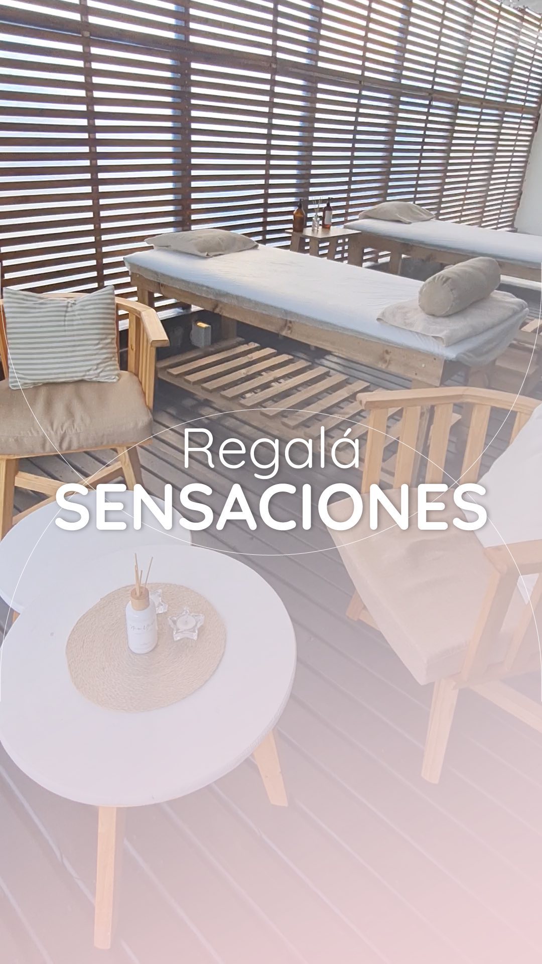 El deck de relax de Prometeo: un biombo de listones de madera, dos camillas con almohadones, sillones de madera y una mesa con difusor